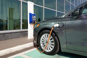 Véhicule électrique en charge sur une borne