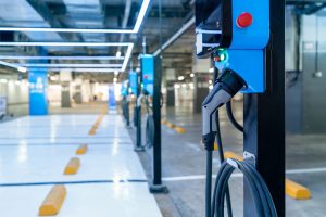 Bornes de recharge dans un parking souterrain
