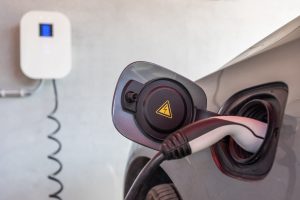 Borne de recharge à domicile branchée sur un véhicule