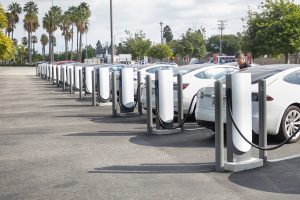 Station de recharge pour véhicules électriques sur un parking